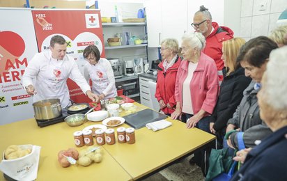 Elisabeth Grabmer und Philip Rachinger kochen in der Küche des Rotkreuz-Markts in Hagenberg