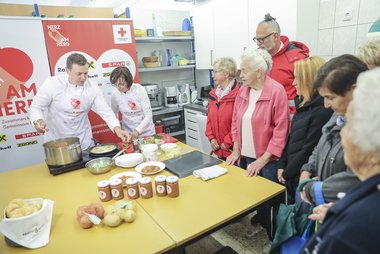 Elisabeth Grabmer und Philip Rachinger kochen in der Küche des Rotkreuz-Markts in Hagenberg