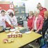 Elisabeth Grabmer und Philip Rachinger kochen in der Küche des Rotkreuz-Markts in Hagenberg