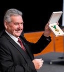 Bürgermeister Josef Niggas mit dem Verdienstzeichen in Gold