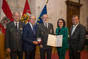 Im Bild: Rotkreuz-Präsident Dr. Werner Aufmesser, Landeshauptmann Wilfried Haslauer, Ernst Wolfgang Oeltze aus Neumarkt (Flachgau), Landesrätin Daniela Gutschi, Landesrat Christian Pewny.