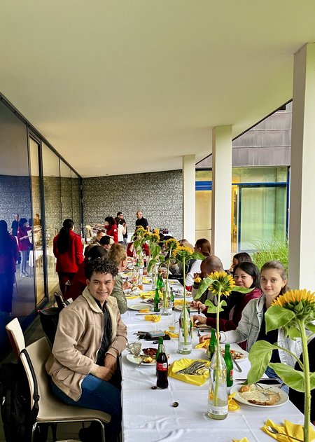 Mitarbeiter:innen des Seniorenwohnhauses Hallein sitzen gemeinsam an einem Tisch und essen