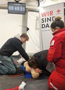 © RKV Beim Reanimieren ging es Hand in Hand – während der eine bei der Herzdruckmassage dem 30 Mal näherte, wartete die Ablösung schon auf seinen Einsatz fürs Beatmen.