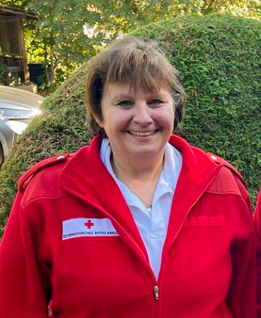 Ortsstellenleiterin von Buchkirchen Sabine Kletzmayr in Uniform