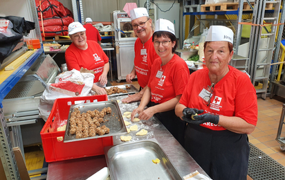 4 Teilnehmende bei der Feldküchenausbildung beim Kochen