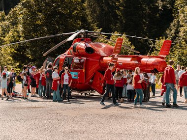 Zahlreiche Kinder und Jugendliche bestaunen einen Rettungshubschrauber
