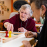 Zwei Besucherinnen des Tageszentrums spielen ein Brettspiel
