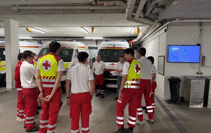 Das Ambulanzdienst beim Briefing in der Garage des Landesverbandes Salzburg