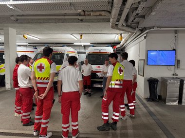 Das Ambulanzdienst beim Briefing in der Garage des Landesverbandes Salzburg