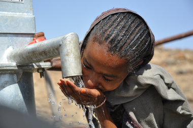 Wasser - © Österreichisches Rotes Kreuz (ÖRK) / Äthiopisches Rotes Kreuz / Birhanu Ein Kind in Afrika labt sich am Wasserhahn. Trinkwasser für die Ärmsten der Armen