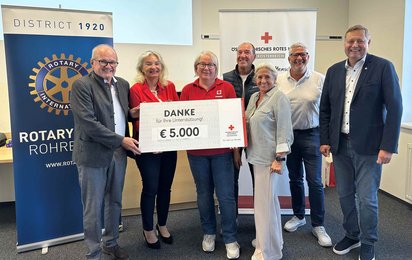 Gruppenfoto mit Spendenscheck