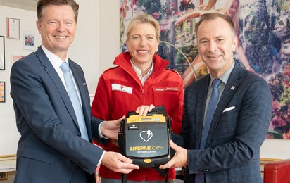 Martin_Panosch__Honorarkonsul_der_Ukraine___Sabine_Tischler__GF_Rotes_Kreuz__und_Buergermeister_Bernhard_Auinger
