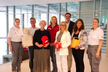 Das Rektorat nimmt an einer Erste-Hilfe-Kurzschulung teil v.l.: Solveig Michler (Teamleitung Erste-Hilfe-Kurswesen), Bernhard Fügenschuh (Rektor),  Michaela Rückl (Vizerektorin), Sabine Tischler (Landesgeschäftsführerin), Barbara Romauer (Vizerektorin), Elias Felten (Vizerektor), Jutta Horejs-Höck (Vizerektorin), Janina Koster (Erste-Hilfe Lehrbeauftragte)