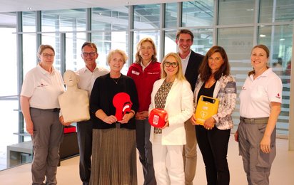 © Universität Salzburg/Simon P. Haigermoser Das Rektorat nimmt an einer Erste-Hilfe-Kurzschulung teil v.l.: Solveig Michler (Teamleitung Erste-Hilfe-Kurswesen), Bernhard Fügenschuh (Rektor), Michaela Rückl (Vizerektorin), Sabine Tischler (Landesgeschäftsführerin), Barbara Romauer (Vizerektorin), Elias Felten (Vizerektor), Jutta Horejs-Höck (Vizerektorin), Janina Koster (Erste-Hilfe Lehrbeauftragte)