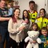 Baby Elisa mit ihren Eltern und Rettungssanitäterinnen des Roten Kreuzes.