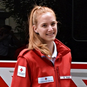 Rettungssanitäterin Barbara Tampir - © ÖRK/LV NÖ | Fabian Kaiser Rettungssanitäterin Barbara Tampir steht vor einem Rettungswagen