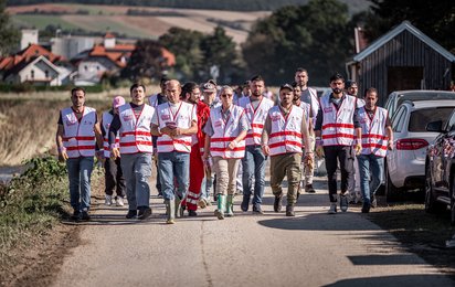 Team Österreich Einsatz - © RKNÖ/Gerry Frank Photography Eine Gruppe freiwilliger Helfer:innen in Team Österreich Westen.