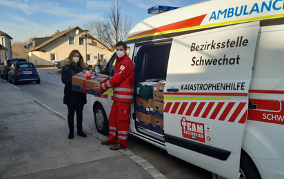 Übergabe Share & Care Fischamend - © RKSW / A. Votava Übergabe der Weihnachtswünsche an die Team Österreich Tafel Fischamend