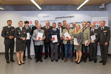 Gruppenfoto aller Geehrten Personen mit Vertreter:innen des Roten Kreuzes
