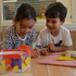 zwei Kinder in Kindertageszentrum Seifenblase spielen miteinander