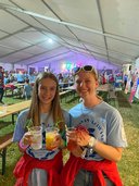 zwei Kinder stehen mit einem Cocktail in der Hand vor der Kamera