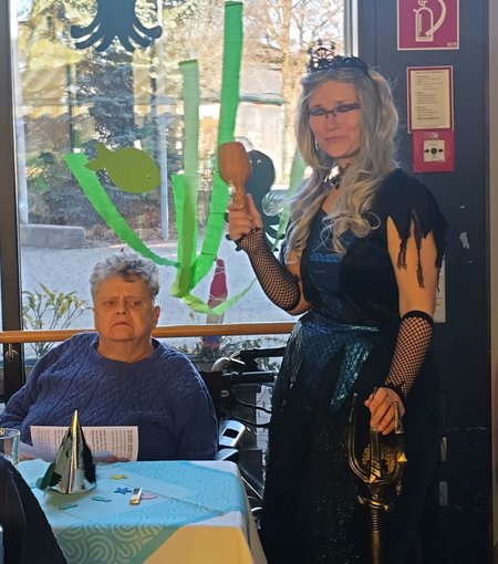 Eine Mitarbeitern aus dem Seniorenwohnhaus Obertrum in ihrem Faschingskostüm