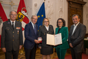 Im Bild: Rotkreuz-Präsident Dr. Werner Aufmesser, Landeshauptmann Wilfried Haslauer, Johanna Seidl aus Abtenau (Tennengau), Landesrätin Daniela Gutschi, Landesrat Christian Pewny.