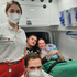 Sanitäter Victoria Geyrhofer und Patrick Bischof mit dem neugeborenen Robin und Eltern