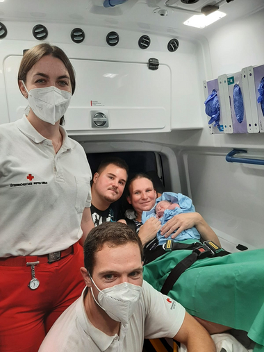 Sanitäter Victoria Geyrhofer und Patrick Bischof mit dem neugeborenen Robin und Eltern