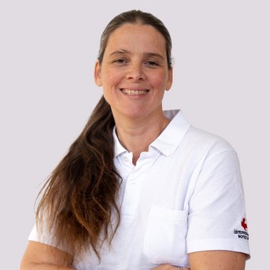 Veronika Weber im Rotkreuz-Polo und im Portrait