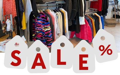 Bild vom Henry Laden mit Kleidung auf Kleiderstangen und dem Wort "Sale %"