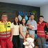 Baby Mailo mit seinen Eltern, seiner Großmutter und Rettungssanitäterinnen des Roten Kreuzes.