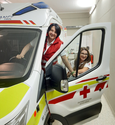 Mutter Sonja und Tochter Michelle sind beide Rettungssanitäterinnen und am liebsten machen sie gemeinsam Dienst. Das Foto zeigt, wie sie gerade ihren Dienst beginnen und das Auto startklar machen