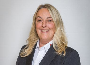 Portrait von Stephanie Stojanovic, Haus- und Pflegedienstleitung des Seniorenwohnhauses Obertrum.