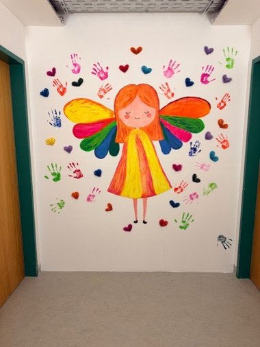 Eine mit einem Engel bemalte Wand
