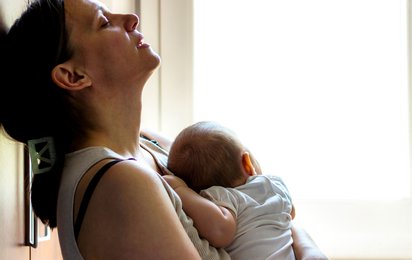 Mutter mit Säugling - © ©AdobeStock verzweifelt wirkende Frau mit Säugling