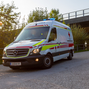 Rettungsauto im Sonnenuntergang