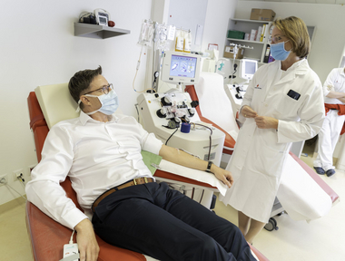 Plasmaspender und Frau Dr. Ursula Kreil