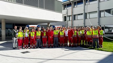 Gruppenfoto der Teilnehmer:innen des Bezirksfortbildungstages vor der HAK Zell/See