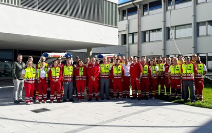 Gruppenfoto der Teilnehmer:innen des Bezirksfortbildungstages vor der HAK Zell/See