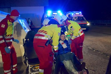 Die Rotkreuz-Helfer:innen versorgten auch die Verletzten an den Unfallstellen außerhalb des Katschbergtunnels