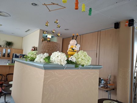 Theke mit Blumenschmuck