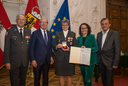 Im Bild: Rotkreuz-Präsident Dr. Werner Aufmesser, Landeshauptmann Wilfried Haslauer, Evelin Fürthauer aus Pfarrwerfen (Pongau), Landesrätin Daniela Gutschi, Landesrat Christian Pewny.