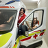 Mutter Sonja und Tochter Michelle sind beide Rettungssanitäterinnen und am liebsten machen sie gemeinsam Dienst. Das Foto zeigt, wie sie gerade ihren Dienst beginnen und das Auto startklar machen