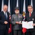 Landeshauptmann Mag. Thomas Stelzer und OÖ Rotkreuz-Vizepräsident Dr. Günter Mayr gratulieren Gerhart Schobesberger zu 40 Jahren im Rettungsdienst.