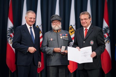 Landeshauptmann Mag. Thomas Stelzer und OÖ Rotkreuz-Vizepräsident Dr. Günter Mayr gratulieren Gerhart Schobesberger zu 40 Jahren im Rettungsdienst.