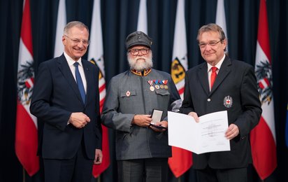 © Land Oberösterreich Landeshauptmann Mag. Thomas Stelzer und OÖ Rotkreuz-Vizepräsident Dr. Günter Mayr gratulieren Gerhart Schobesberger zu 40 Jahren im Rettungsdienst.