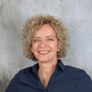 Portraitfoto von Ulrike Breuß, Bereichsleiterin Fundraiing, Marketing & Kommunikation
