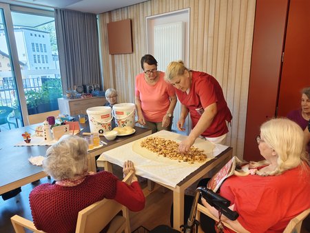 Apfelstrudelbacken im SWH Hallein