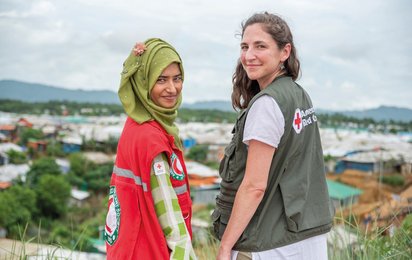Zwei internationale Rotkreuz-Mitarbeiterinnen im Flüchtlingscamp Cox's Bazar in Bangladesch.